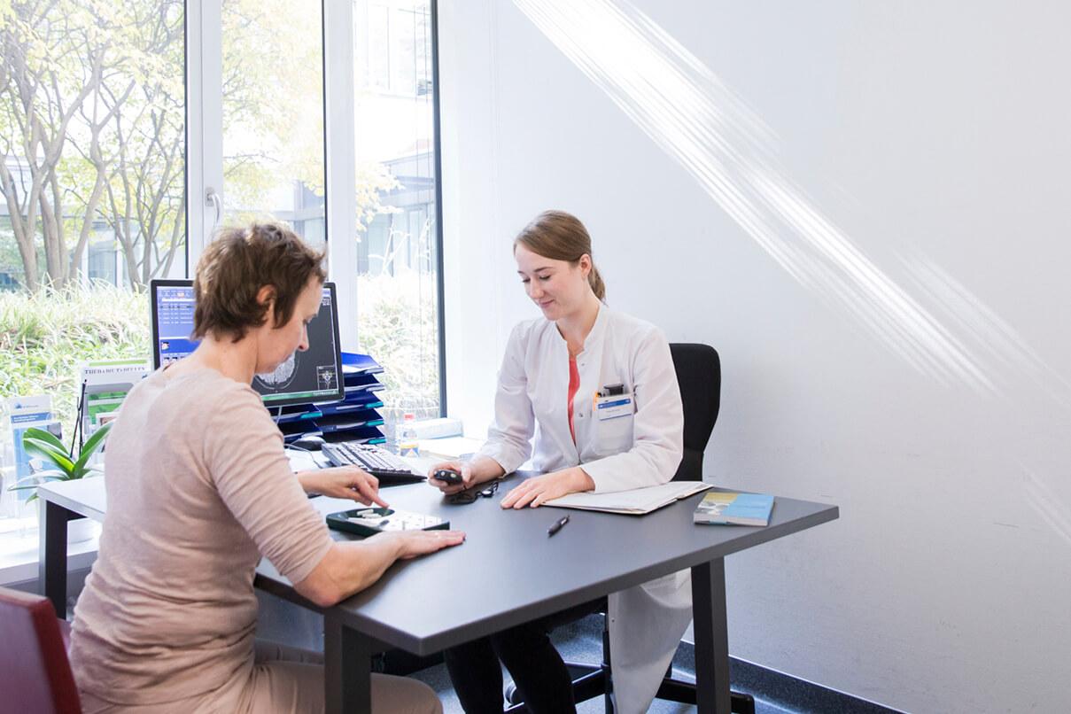 Ärztin im Patientengespräch